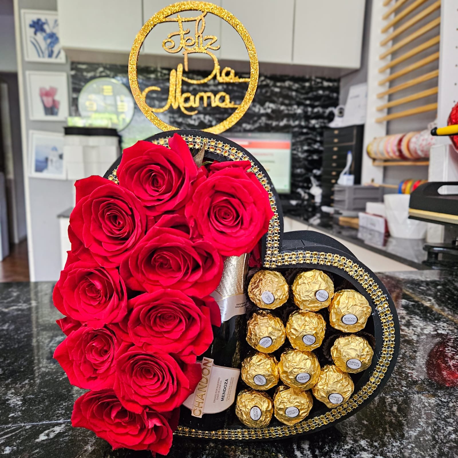 Arreglo Floral Rosas Rojas Chandon y Ferrero Rocher